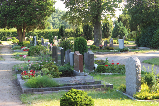 gepflegte Gräber auf einem Friedhof für Erdbestattungen