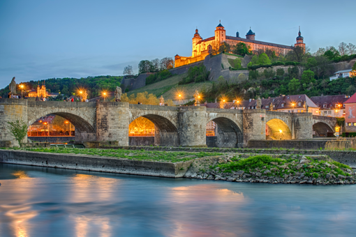 Die Würzburger Mainbrücke mit Blick auf die Festung Marienburg