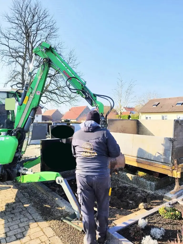 Ein Bagger ist bei einer Grabumbettung im Einsatz